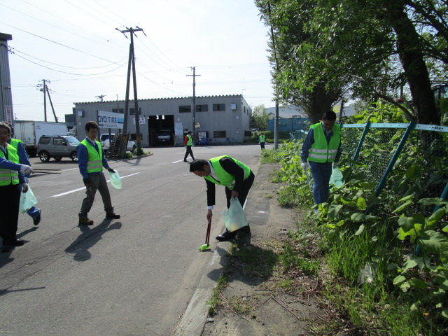 写真：北海道運搬機株式会社がごみを探している様子