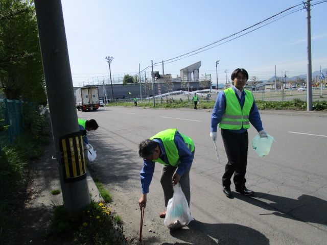 写真：北海道運搬機株式会社がごみを拾っている様子