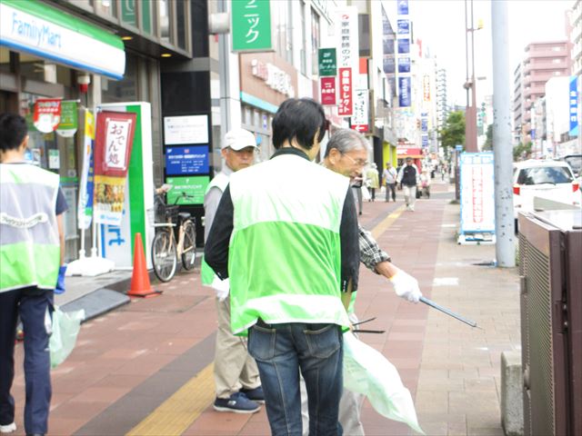 写真：琴似商店街振興組合がごみを探している様子