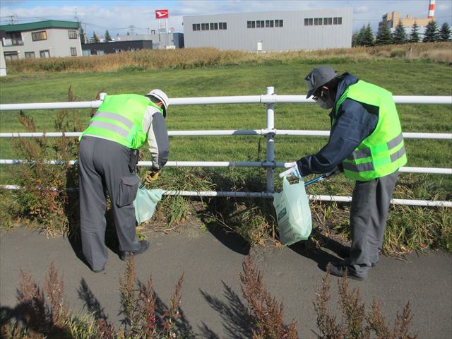 写真：ダイハツ工業株式会社北海道部品センターがごみを拾っている様子