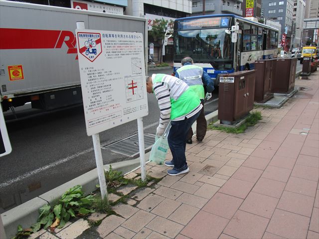 写真：琴似商店街振興組合が道路脇のごみを拾っている様子