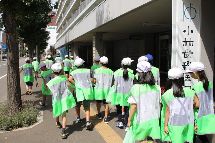 写真：二十四軒小学校の生徒がごみを探している様子