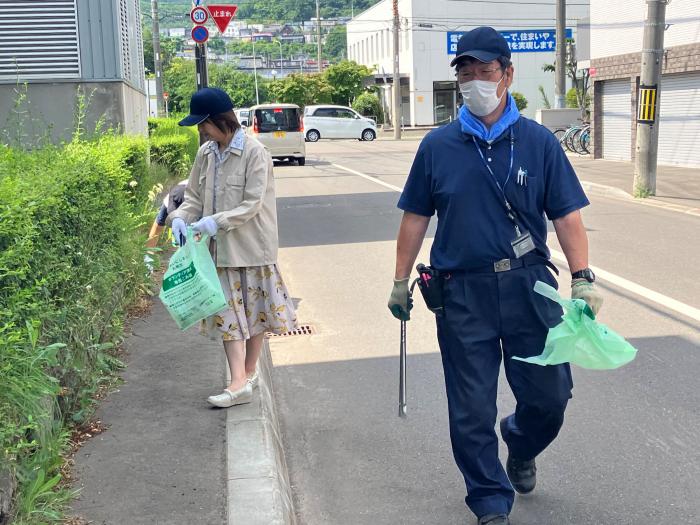 ごみを拾っている様子