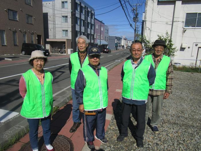 写真：クリーンなまちづくり発寒市民の会がごみ拾い前に集合している様子