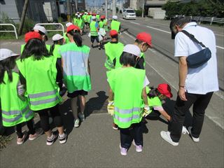 写真：西野第二小学校の生徒がごみを探している様子