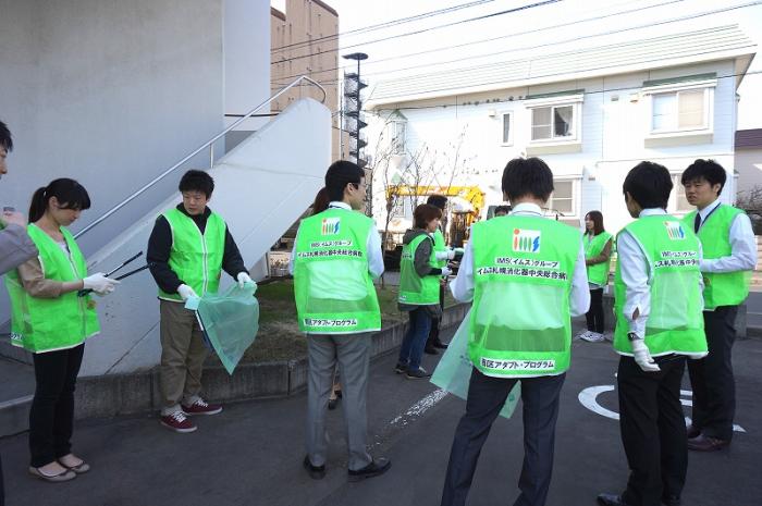 写真：イムス札幌消化器中央総合病院がごみを拾っている様子