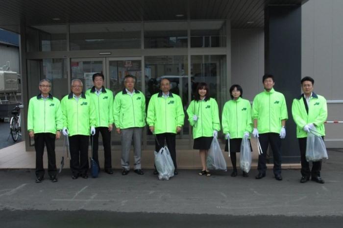 写真：ジェイ・アール北海道バス株式会社がごみ拾い前に集合している様子