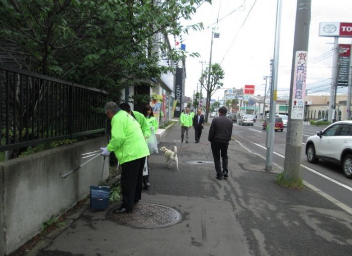 写真：ジェイ・アール北海道バス株式会社がごみを拾っている様子