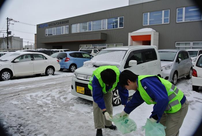 写真：北ガスフレアスト西株式会社がごみを拾っている様子