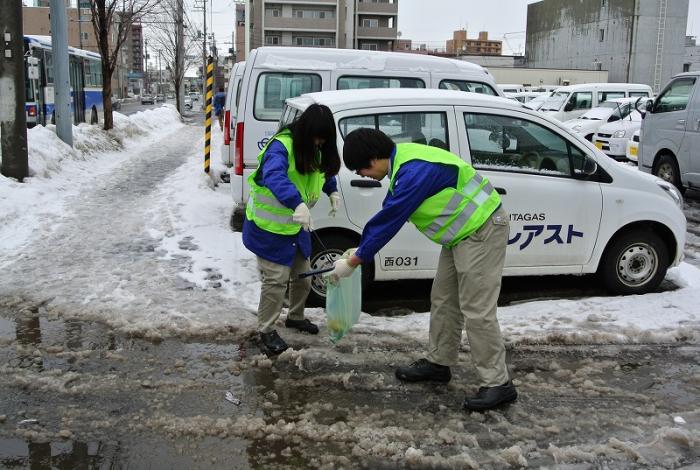 写真：北ガスフレアスト西株式会社がごみを集めている様子