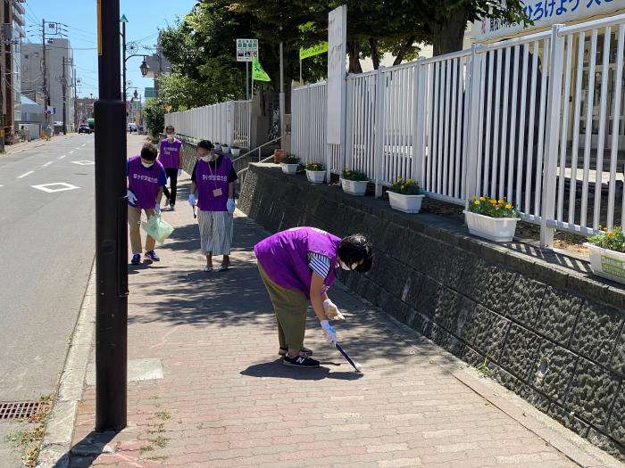 写真：琴似小学校安全協力会がごみを拾っている様子