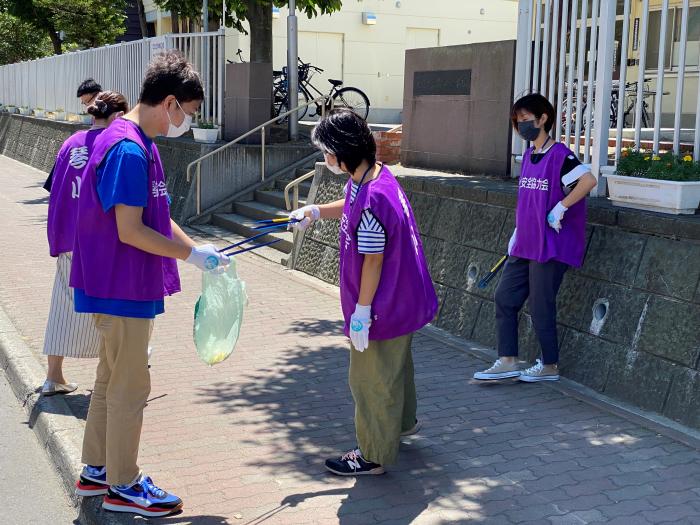 写真：琴似小学校安全協力会がごみを集めている様子