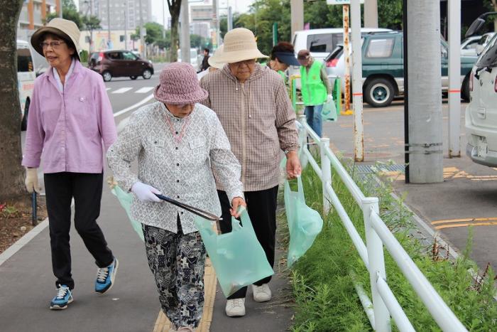 写真：株式会社まきばの郷がごみを拾っている様子