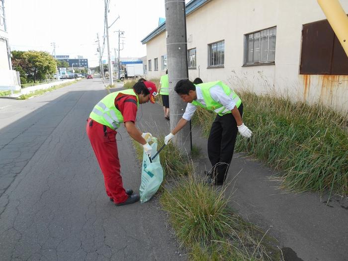 写真：ミライフ東日本株式会社北海道事業所がごみを拾っている様子