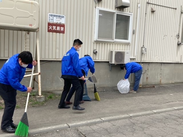 写真：美和電気工業株式会社北海道支社がごみを集めている様子