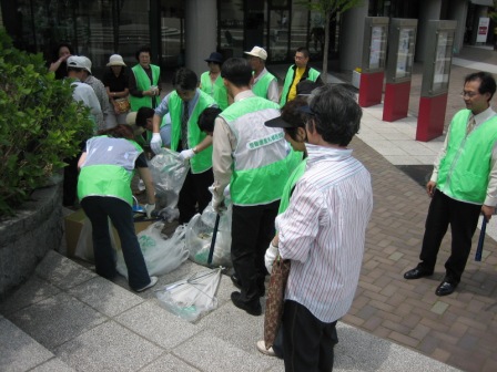 写真：宮の沢一条町内会等がごみを集めている様子