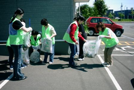 写真：株式会社ニチイ学館ニチイケアセンター八軒がごみを集めている様子