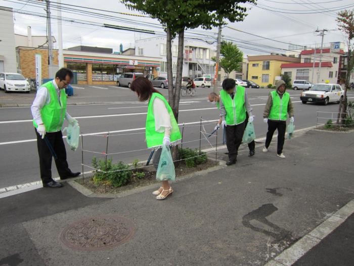 写真：株式会社プロットがごみを拾っている様子