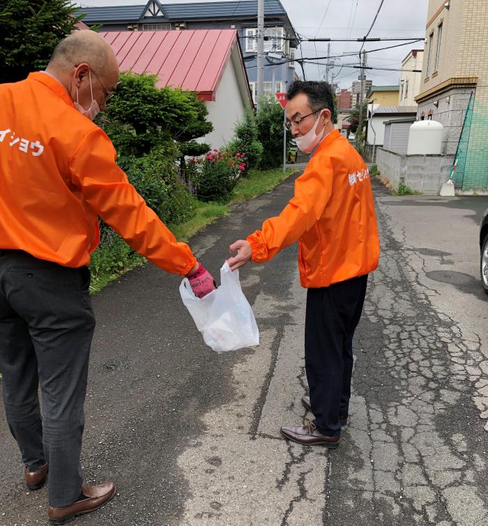 写真：株式会社セイショウがごみを拾っている様子