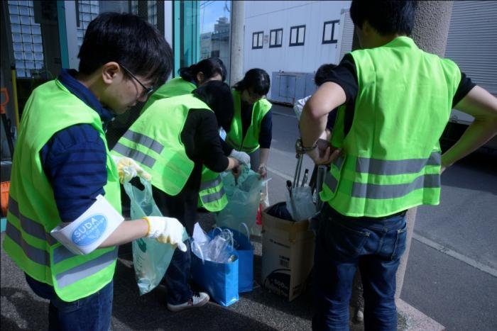 写真：株式会社須田製版がごみを集めている様子