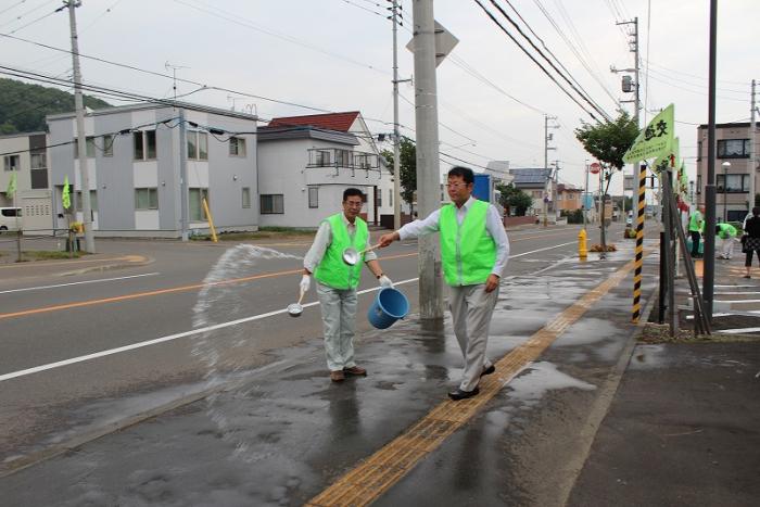 写真：大成ロテック株式会社北海道支社道央営業所が水まきをしている様子