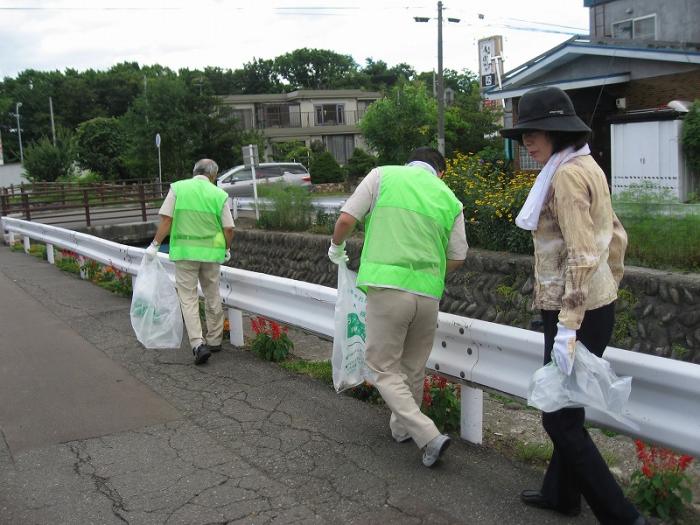 写真：株式会社テレソンがごみを拾っている様子