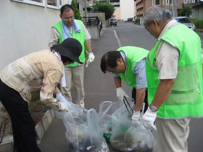 写真：株式会社テレソンがごみを集めている様子