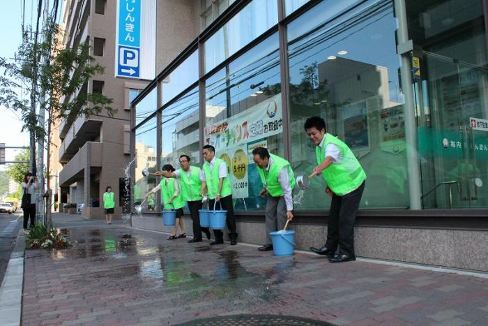 写真：稚内信用金庫琴似支店が水まきをしている様子