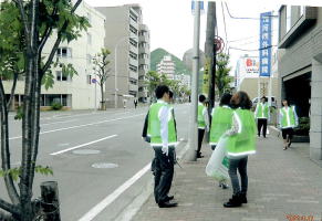 写真：稚内信用金庫琴似支店がごみを拾っている様子