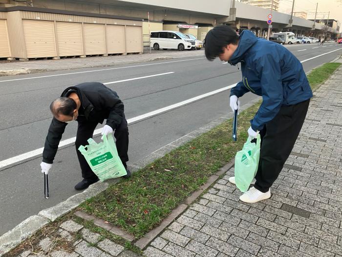 ごみを拾っている様子