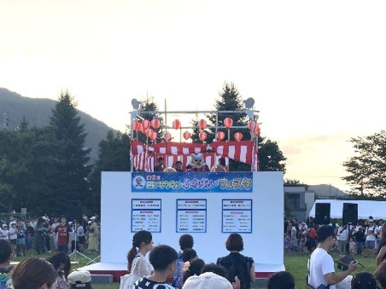 ドーレ君がお祭りのやぐらの上にのっている写真。