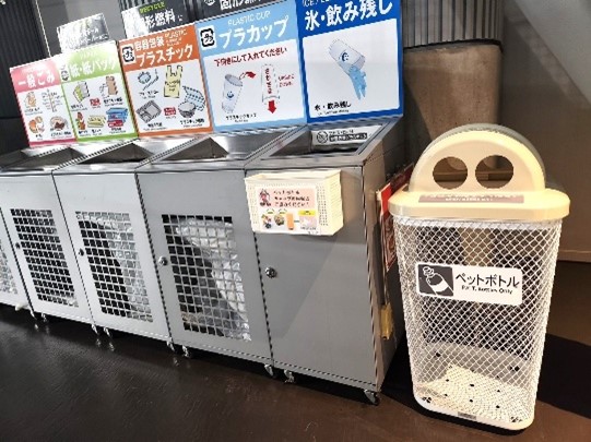 細かく分別が決められたごみ箱の写真