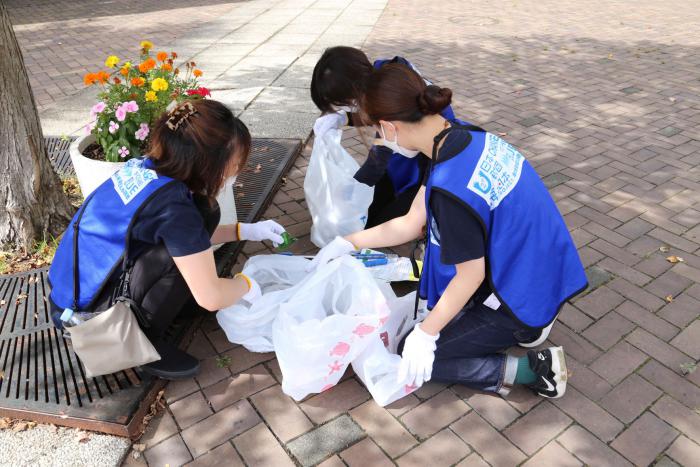 写真：参加者がごみを拾っている様子