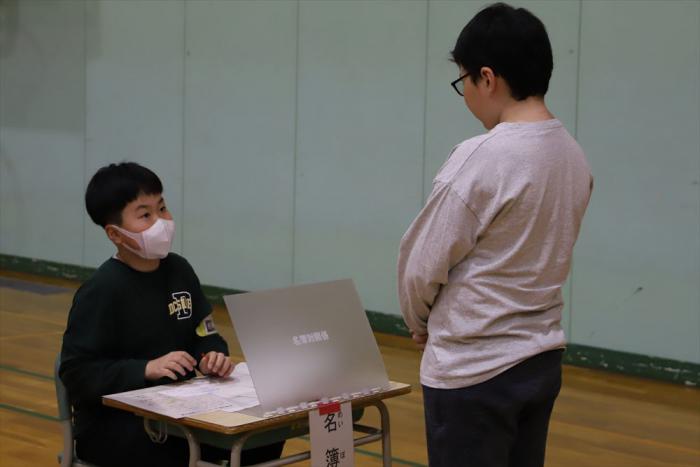 名簿確認する児童