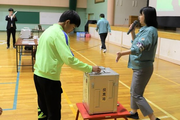投票する児童