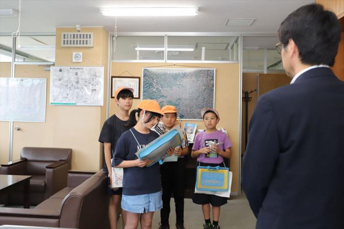 児童らが村上区長へ協力をお願いしている様子