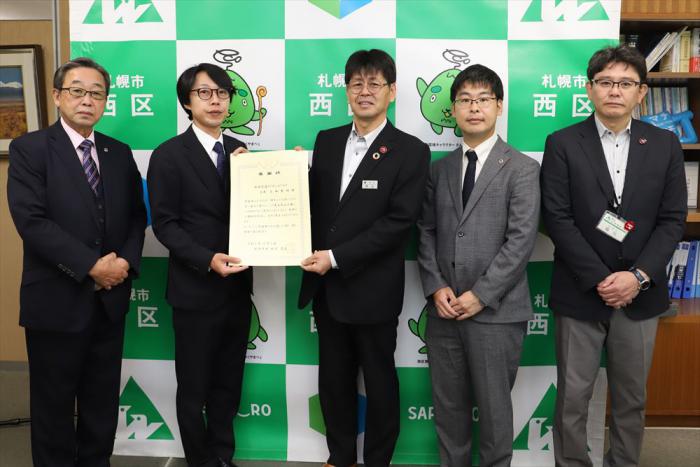 記念写真（左から越山第二副会長、高田会長、村上西区長、折田第一副会長、根元土木部長）