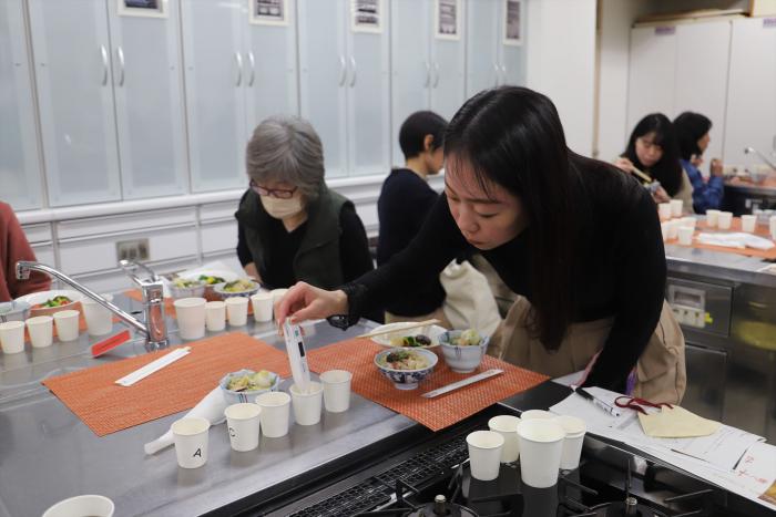 だしの塩分濃度を測定している様子