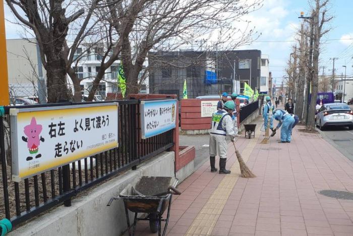 通学路清掃の様子