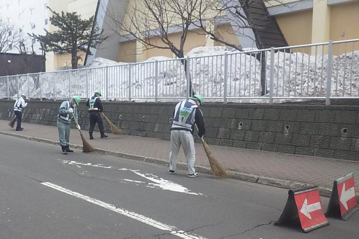 通学路清掃の様子
