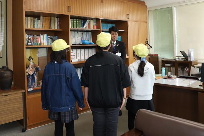 児童らが村上区長へ協力をお願いしている様子