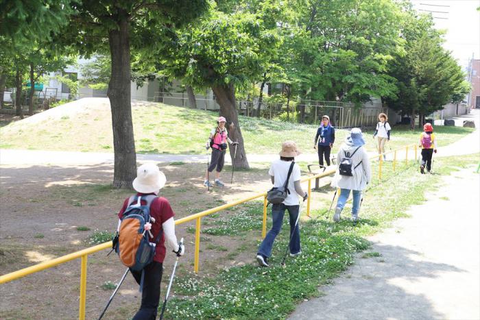 公園内をウオーキングする様子
