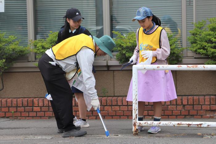 ごみ拾いの様子
