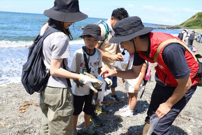 海岸漂着物の正体を考える様子