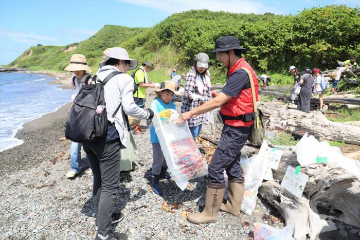 海岸でごみ拾いをする様子
