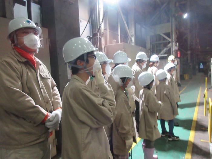 製鋼工場を見学している様子