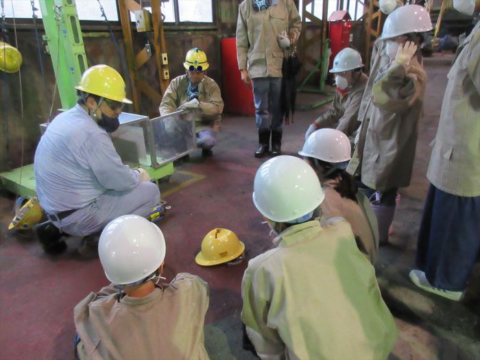 圧延工場（危険体感設備）を見学している様子