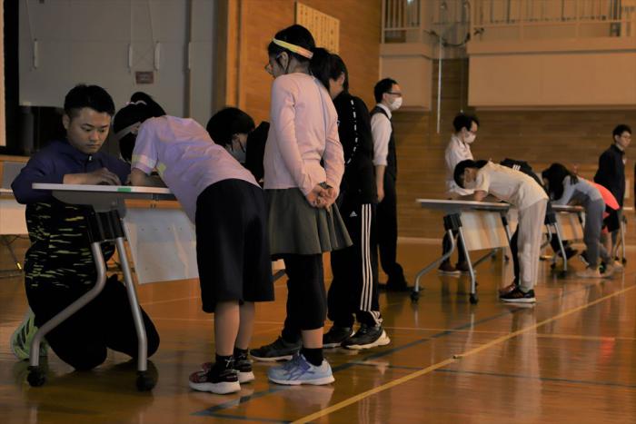 児童が署名する様子