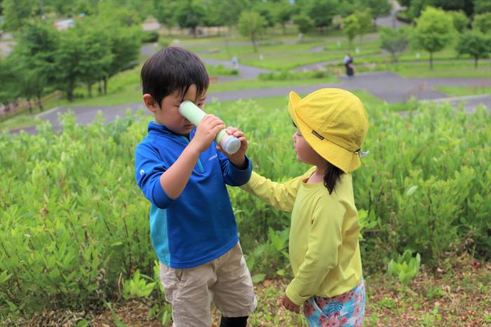 万華鏡を覗く子どもたち