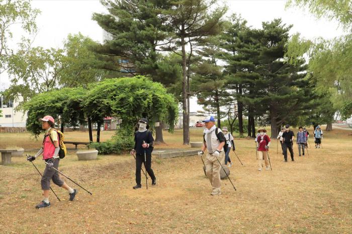 公園内をウオーキングする様子